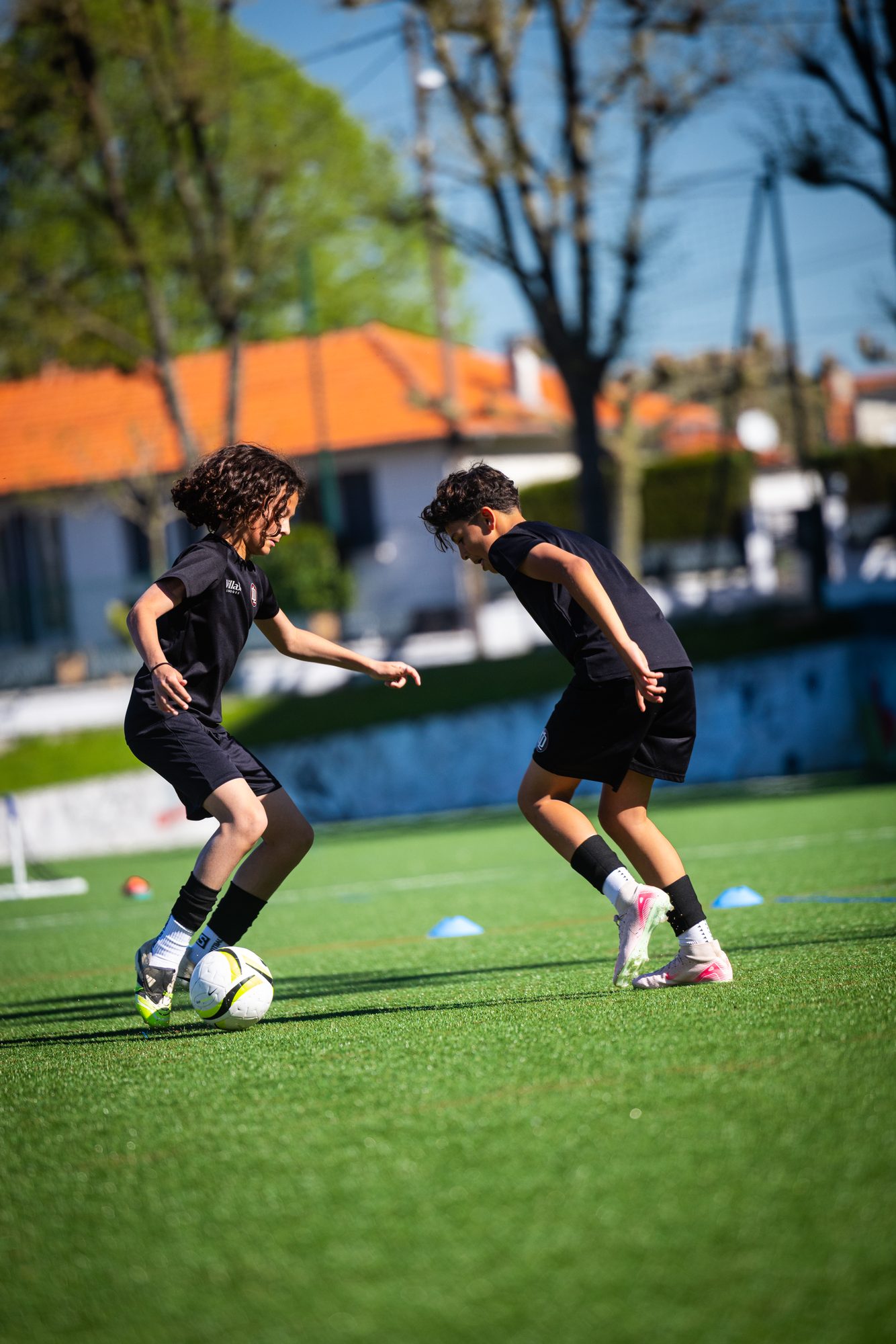 Deux jeunes joueurs au duel, ballon au pied