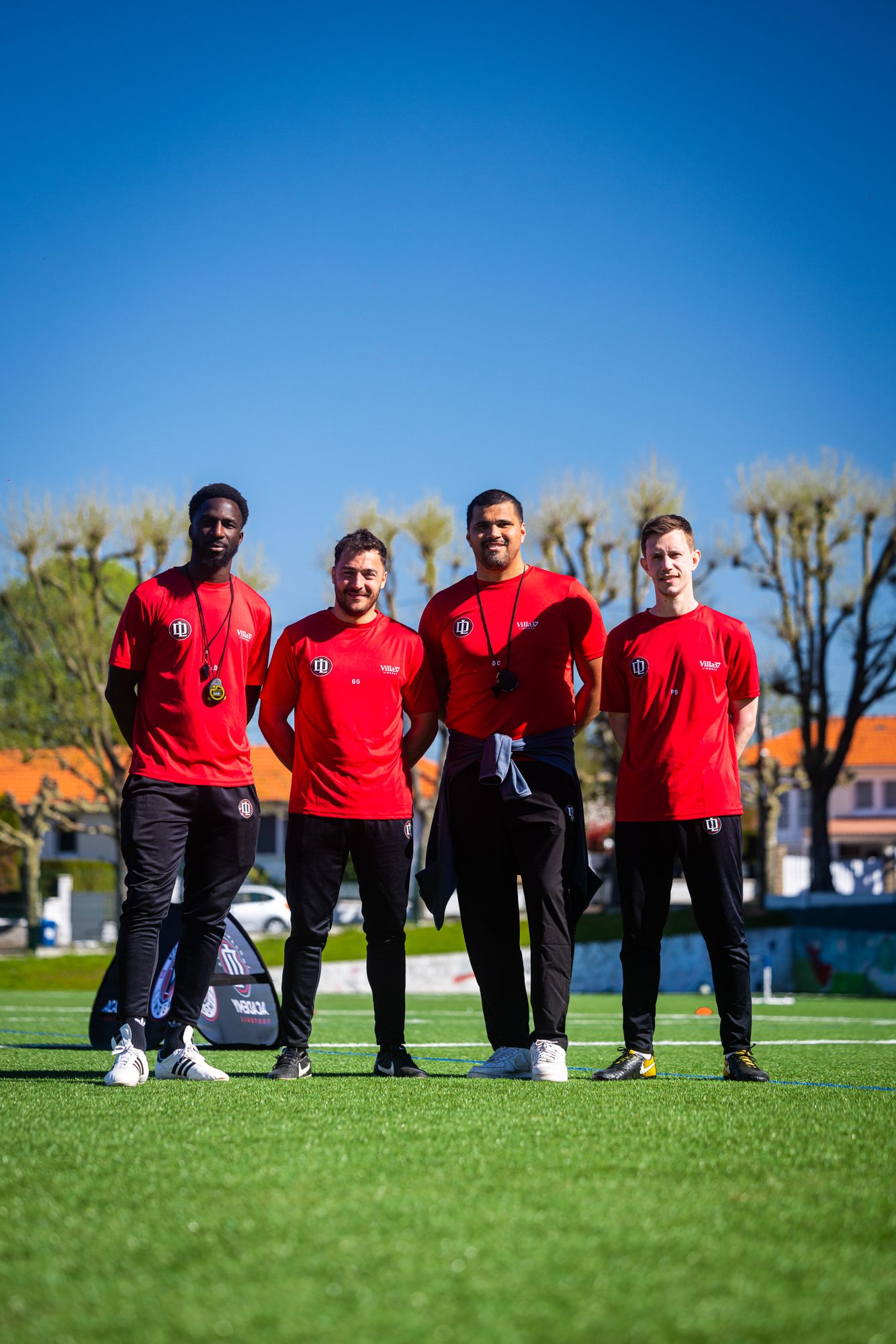 Quatre éducateurs de LD Academy sur le terrain